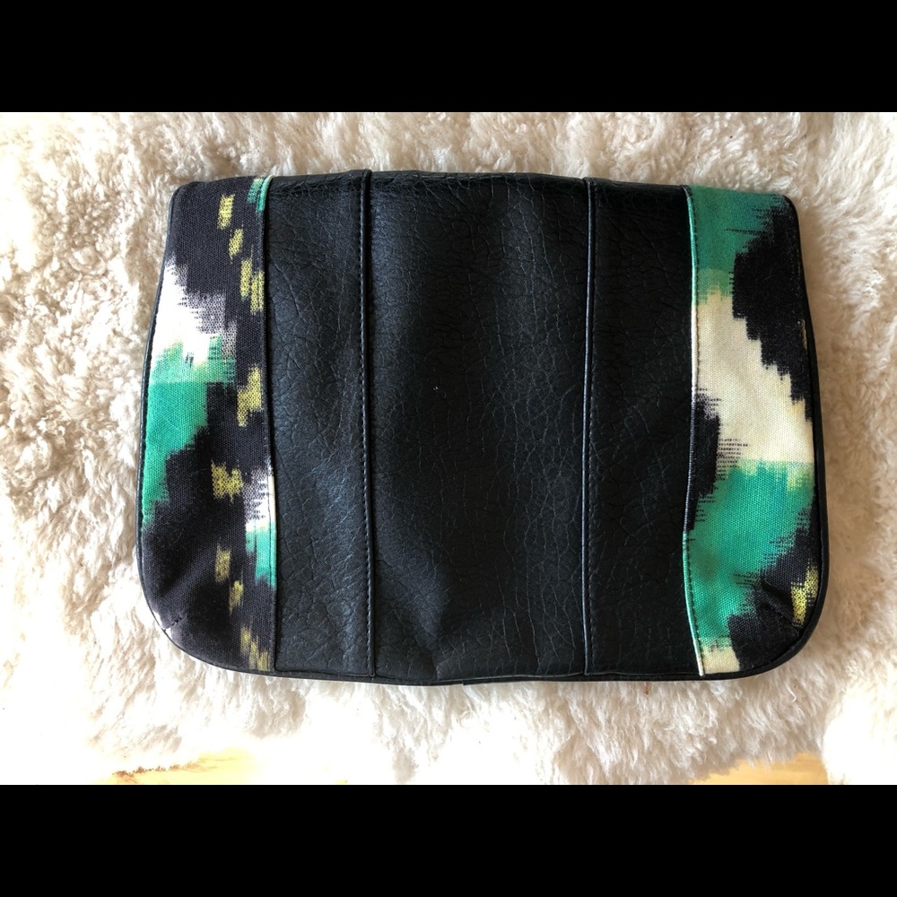 Be by Bryna Nicole green ikat clutch - Picture 8 of 8